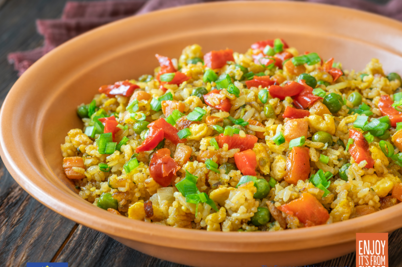 Yangzhou fried rice with  European Corinthian black raisins 